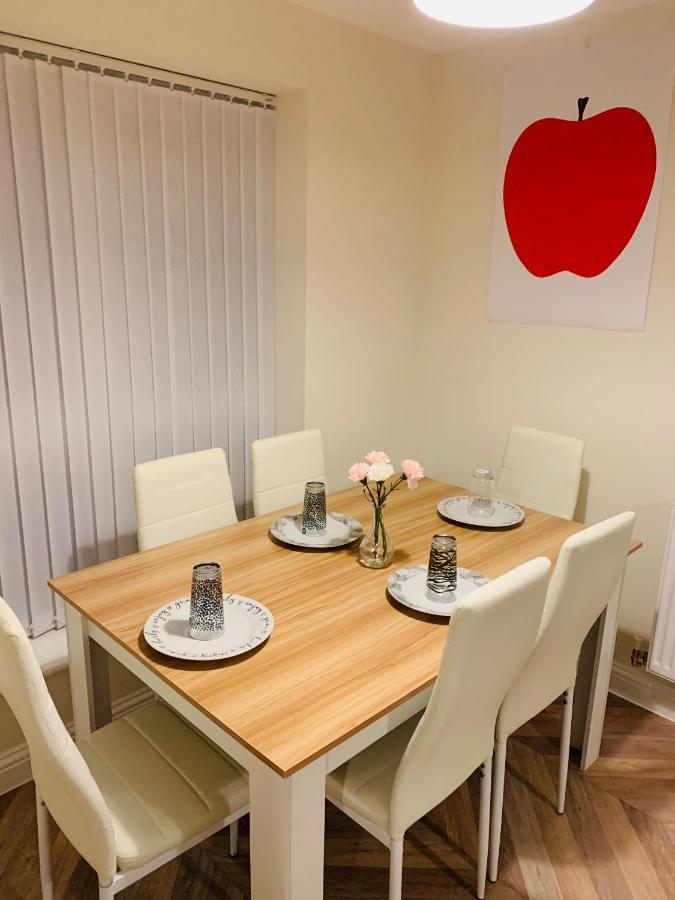 Whyte, Modern 3 Bed House With Garden, Sleeps 9, Free Parking, Sittingbourne City Centre, Kent Exterior foto