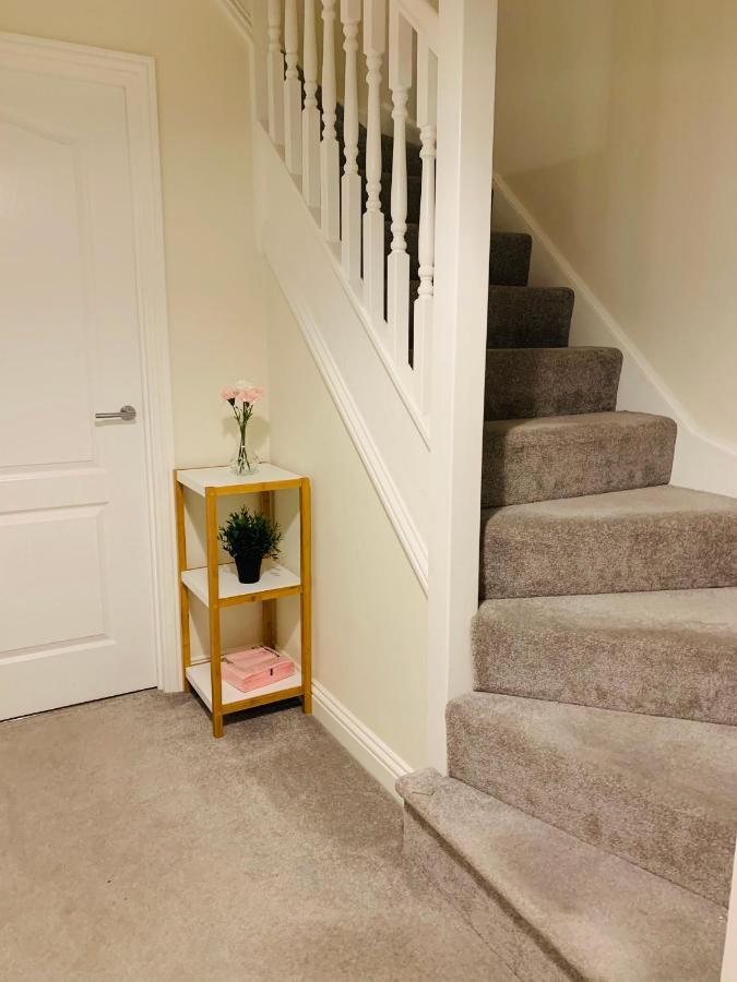 Whyte, Modern 3 Bed House With Garden, Sleeps 9, Free Parking, Sittingbourne City Centre, Kent Exterior foto