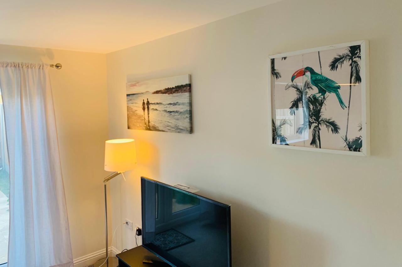 Whyte, Modern 3 Bed House With Garden, Sleeps 9, Free Parking, Sittingbourne City Centre, Kent Exterior foto