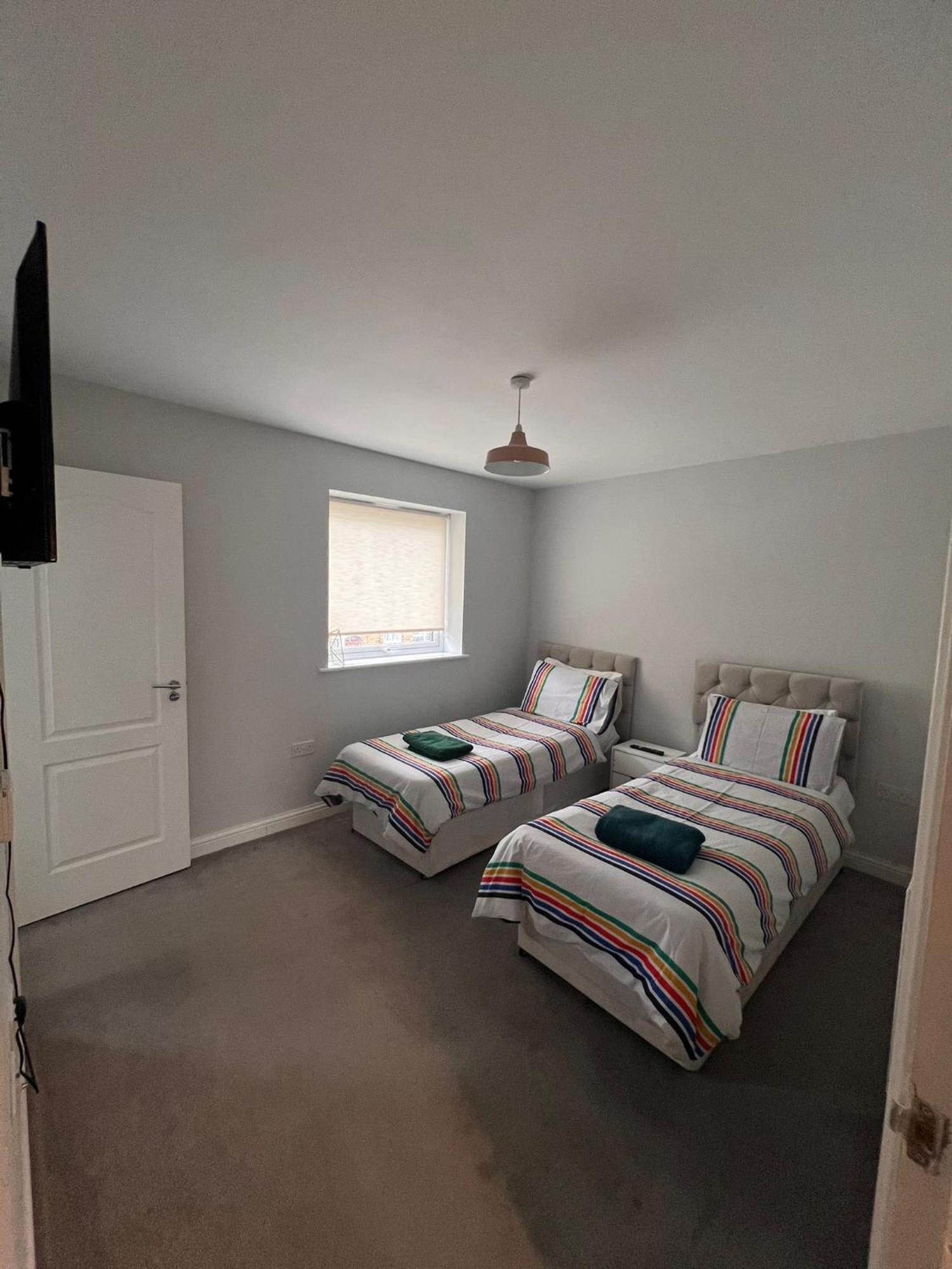 Whyte, Modern 3 Bed House With Garden, Sleeps 9, Free Parking, Sittingbourne City Centre, Kent Exterior foto