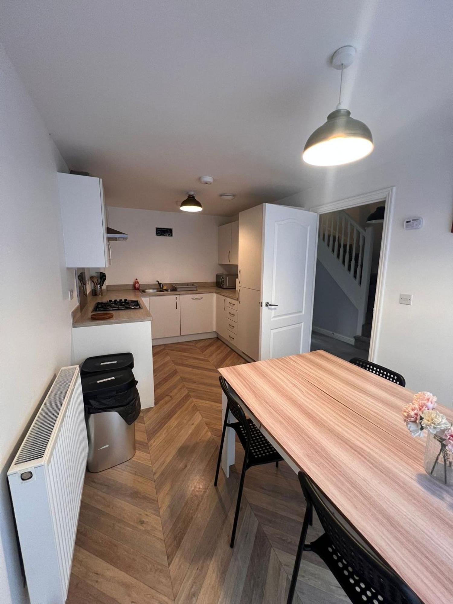 Whyte, Modern 3 Bed House With Garden, Sleeps 9, Free Parking, Sittingbourne City Centre, Kent Exterior foto